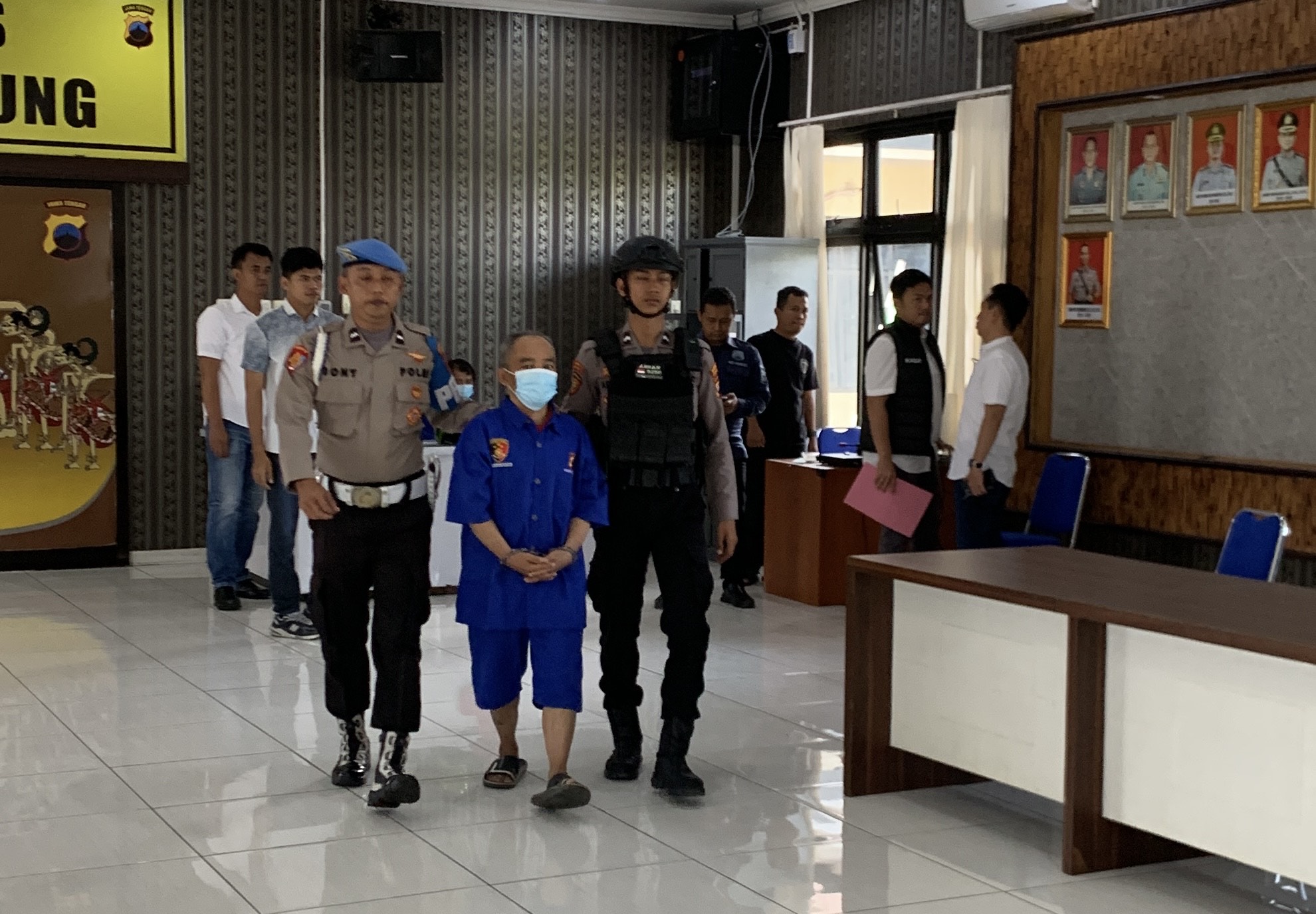 Mantan kades di wilayah Gemawang, SDR, diamankan di Mapolres Temanggung setelah membacok istrinya.