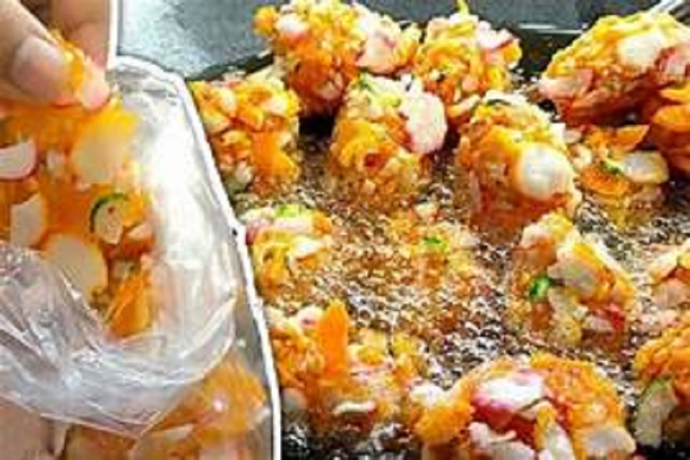 Cipuk merupakan salah satu makanan khas Bandung yang terbuat dari aci dan kerupuk, belakangan ini camilan cipuk cukup terkenal, karena rasanya yang nagih, dengan tekstur kresss dari kerupuk dan chewy