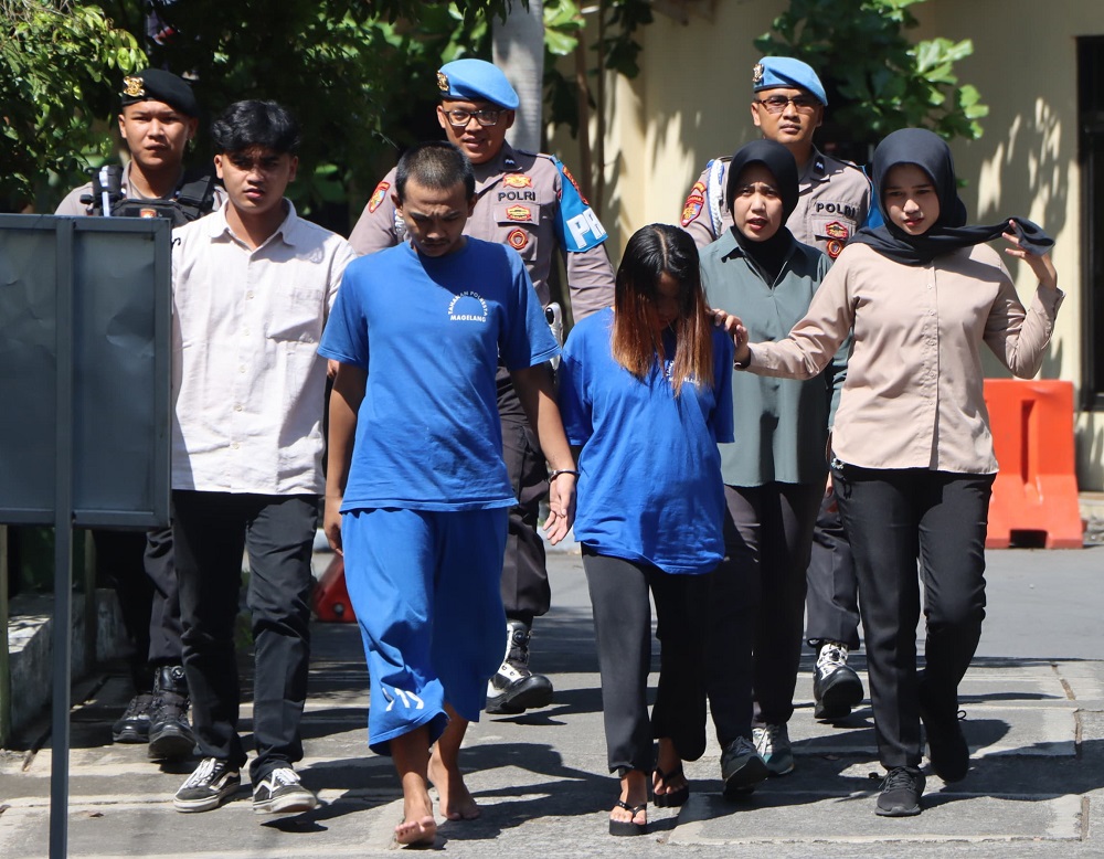 Tersangka NS dan suaminya, FA, 23, warga Dukun, Kabupaten Magelang saat digelandang petugas Polresta Magelang, Kamis (17/7/2025).