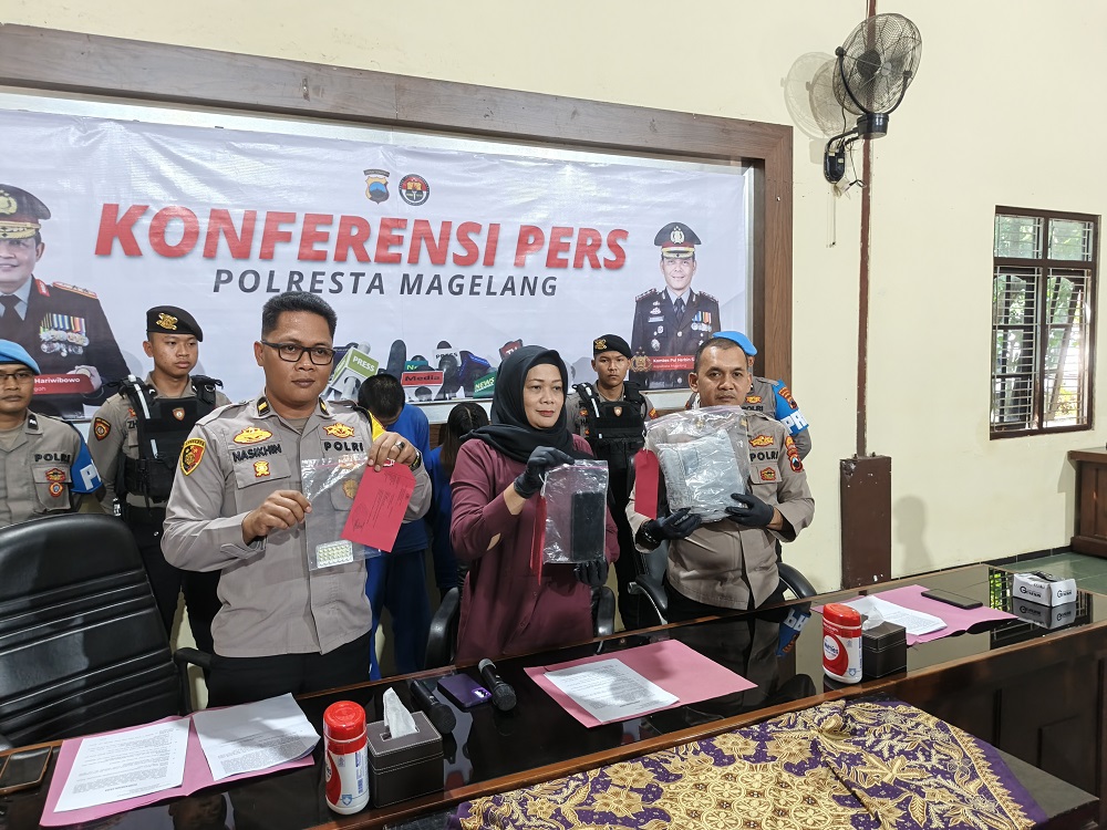 Kepala Unit Pelayanan Perempuan dan Anak (PPA) Polresta Magelang Ipda Isti Wulandari menunjukkan barang bukti, Kamis (17/7/2025).