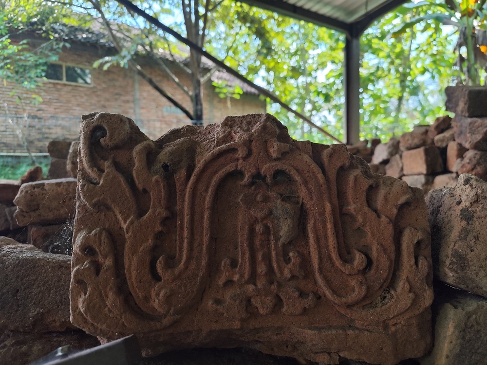 Selain yoni, ditemukan batu nisan kuno di kompleks Situs Candi Retno di Dusun Cetokan 2, Desa Candiretno, Kecamatan Secang, Kabupaten Magelang.