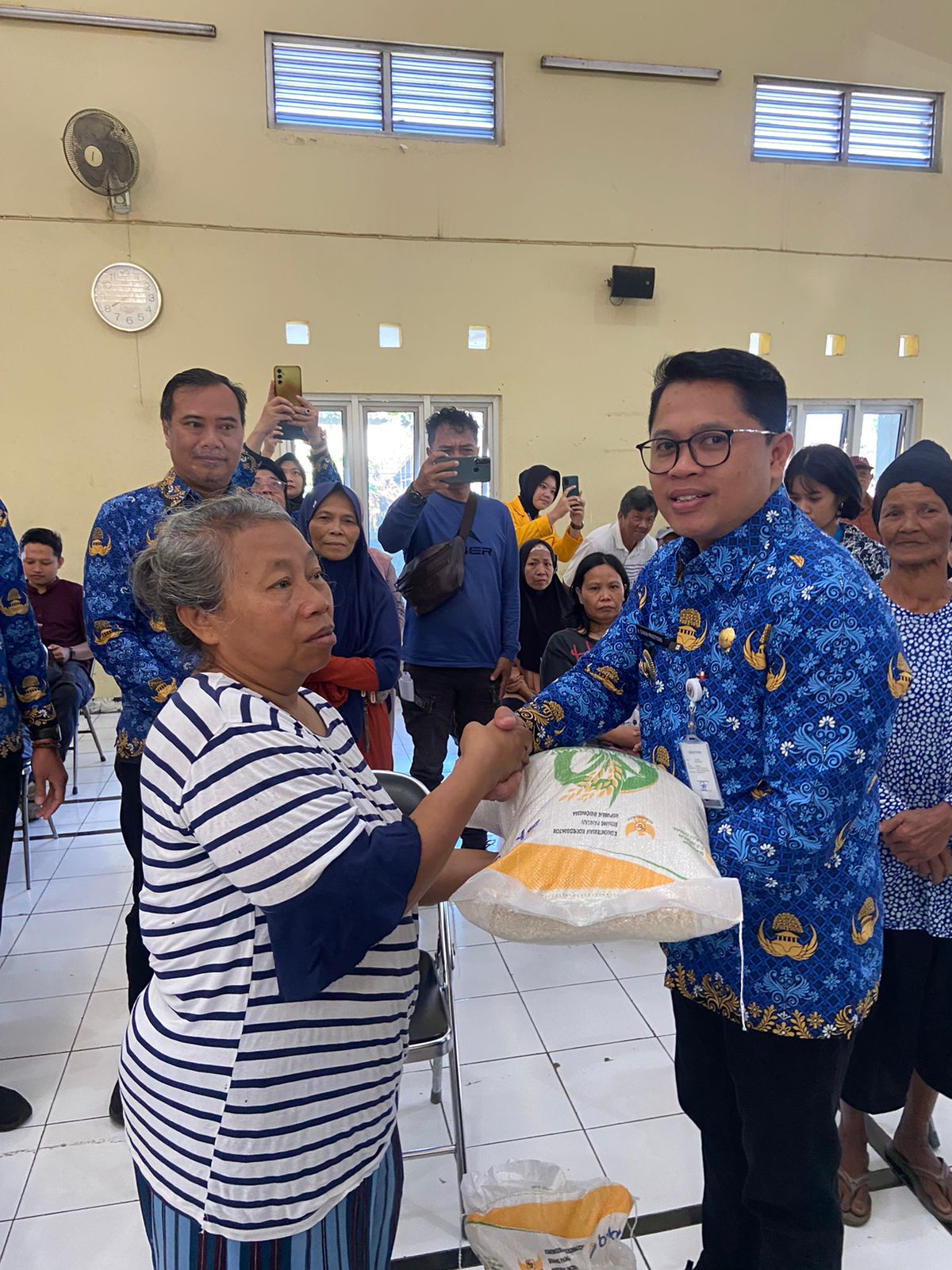 Wali Kota Magelang Damar Prasetyono menyerahkan bantuan pangan beras kepada warga Tidar Utara Kecamatan Magelang Selasa, Kamis (17/7/2025).