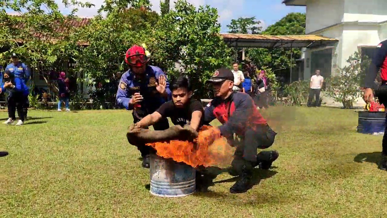 Siswa-siswi SLB dilatih memadamkan api dalam simulasi kebakaran bersama Dinas Satpolkar Temanggung, Kamis (17/7/2025).
