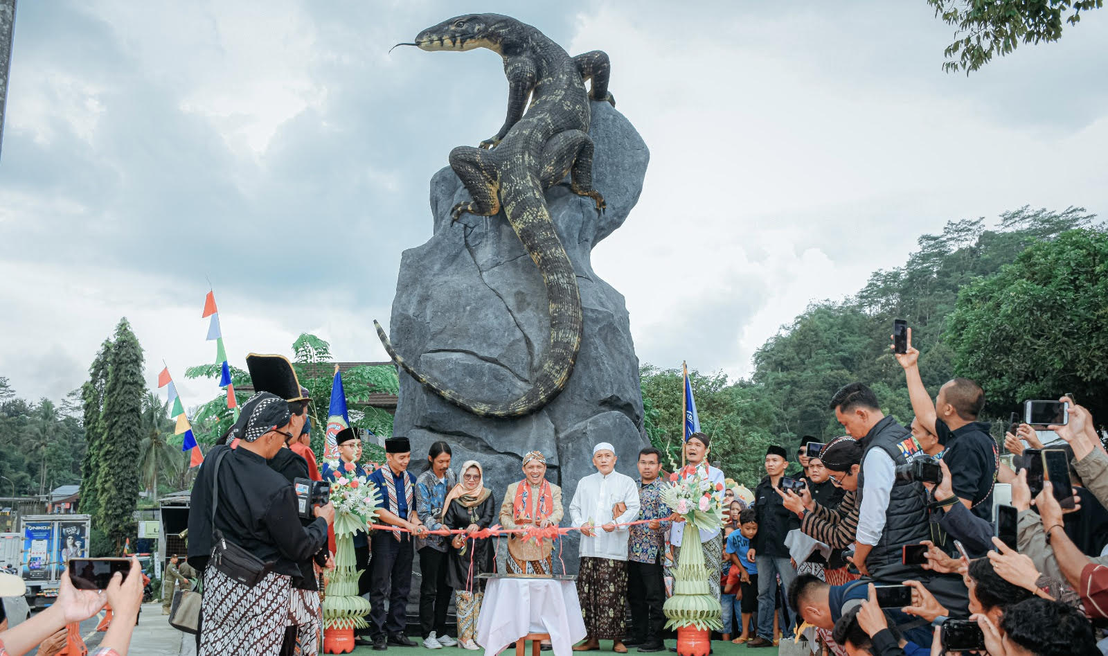 Peresmian patung biawak di Desa Krasak, Selomerto bersamaan dengan gelar budaya menyambut Hari Jadi ke-200 Wonosobo.