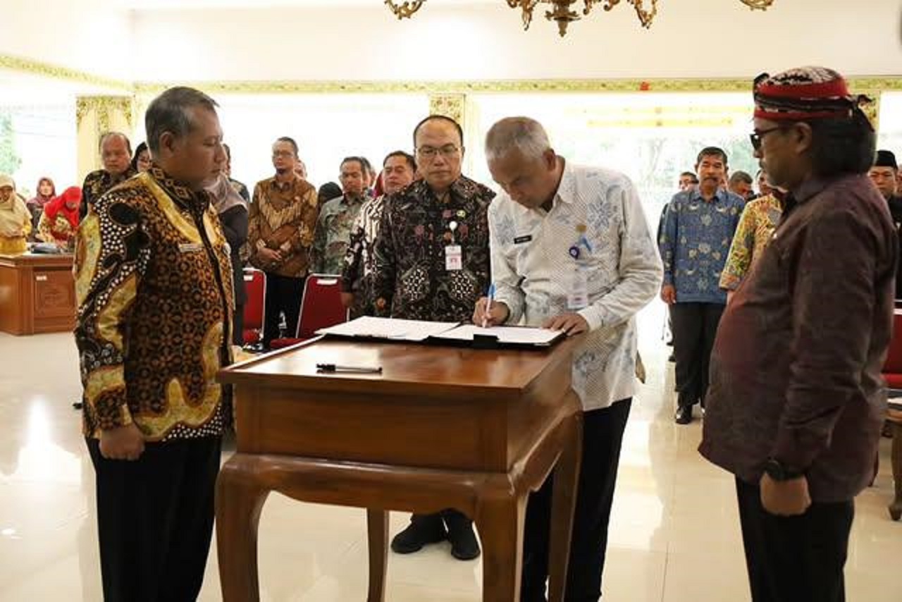 Hary Agung Prabowo (kiri) semula Sekda Temanggung dimutasi menjadi Staf Ahli Bupati. Penggantinya, Ripto Susilo sebagai pelaksana harian sekda dalam pelantikan di Pendopo Jenar Selasa (15/7/2025)