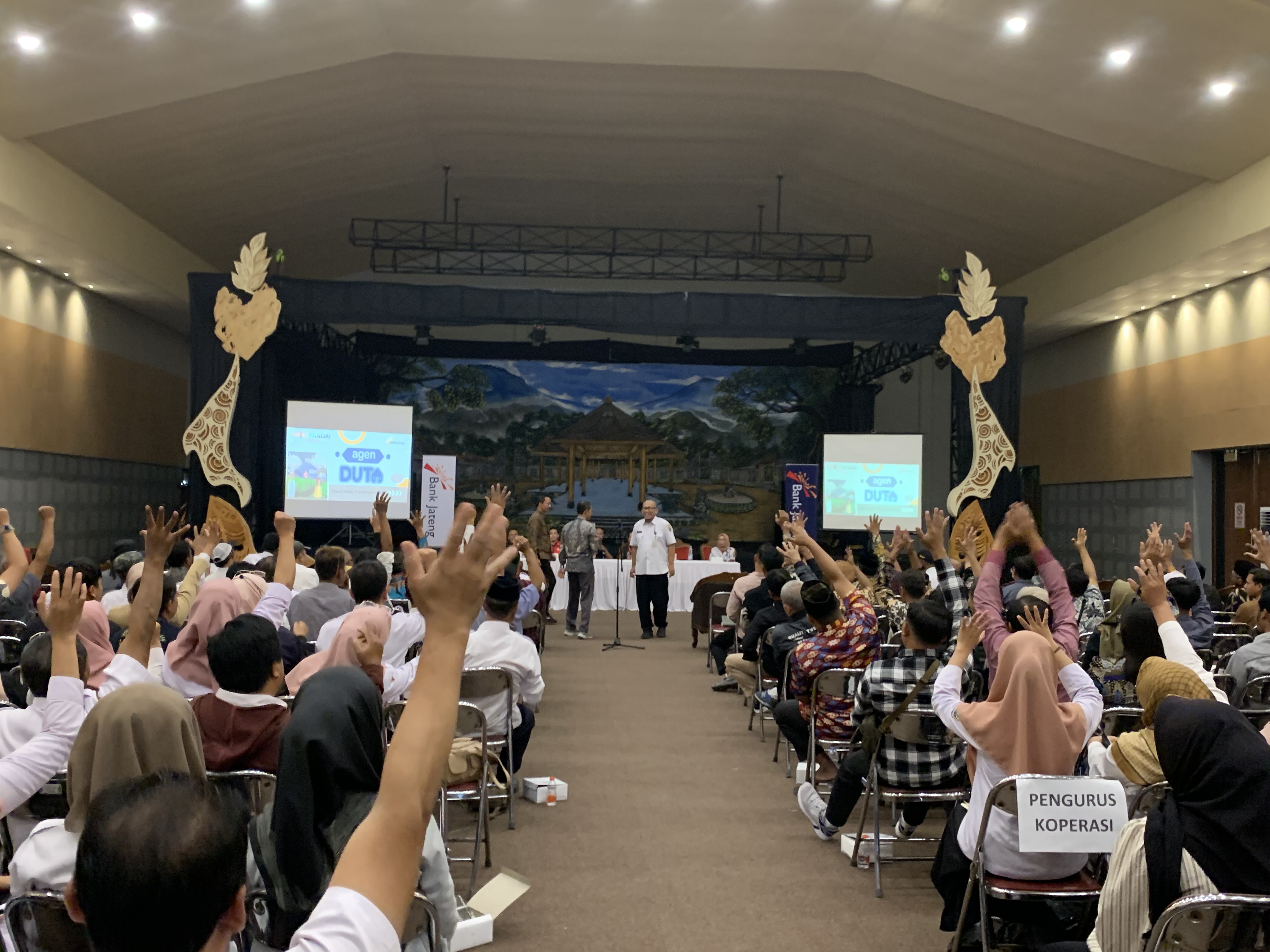 Pengurus KDMP dan kepala desa di Kabupaten Temanggung dalam acara temu kontak bisnis di gedung Sasana Budaya.