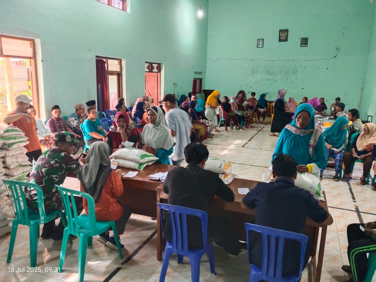 Penyaluran bantuan pangan beras oleh Bulog untuk warga di wilayah Kabupaten Magelang pada Jumat, 18 Juli 2025.