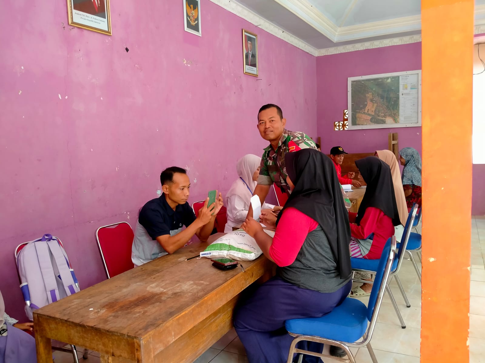 Penyaluran bantuan pangan beras di wilayah Kabupaten Kebumen pada Jumat, 18 Juli 2025 oleh Bulog.