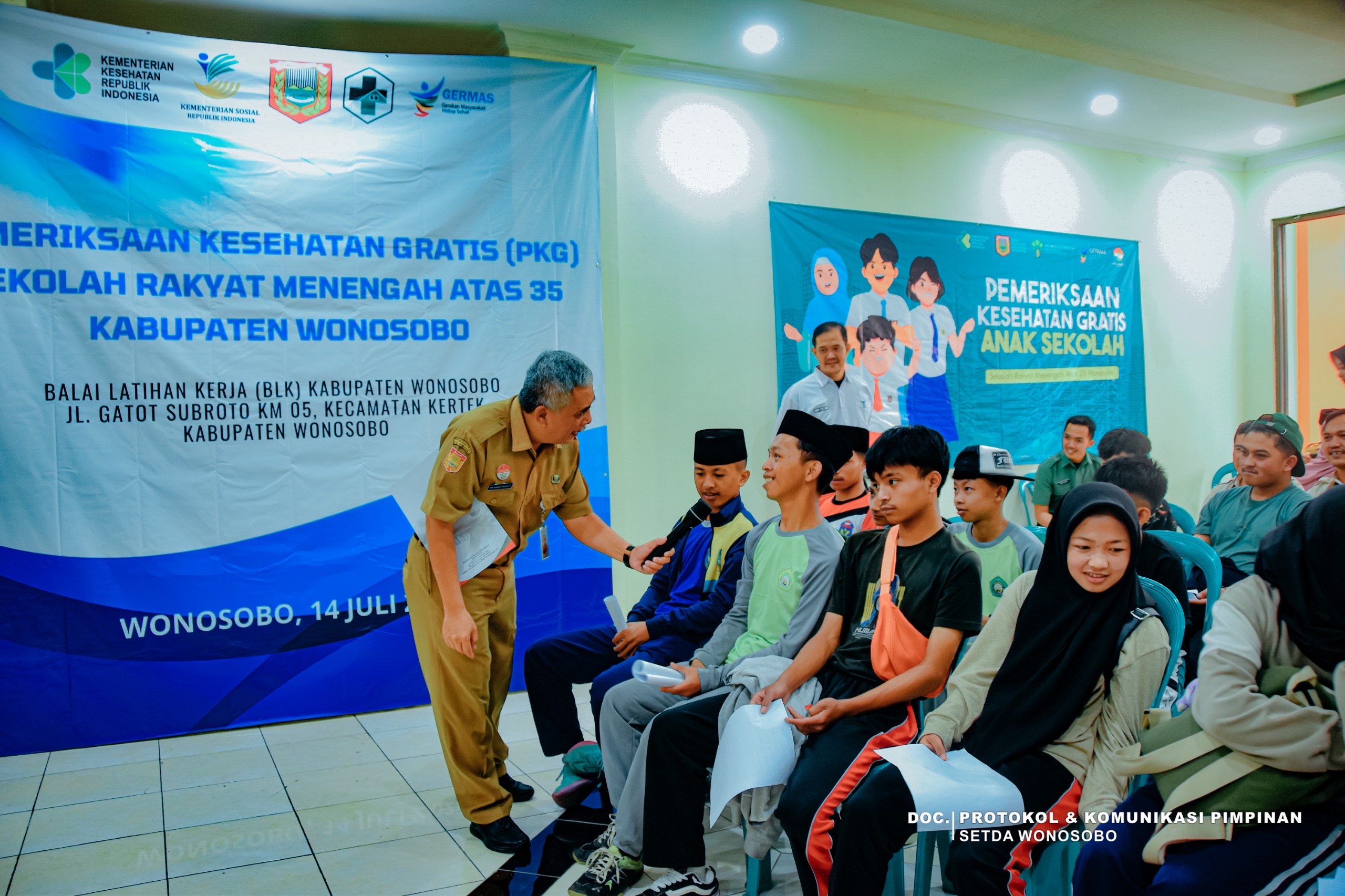 Sekda One Andang Wardoyo berbincang dengan siswa Sekolah Rakyat Menengah Atas yang menjalani skrining kesehatan, Senin (14/7/2025).