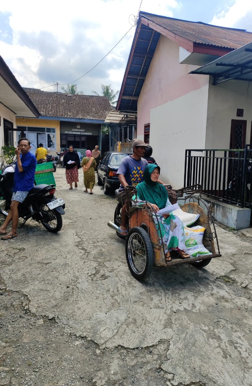 Warga Wonosobo gembira menerima bantuan pangan beras dari Bulog yang diangkut pulang menggunakan becak pada Jumat, 18 Juli 2025.