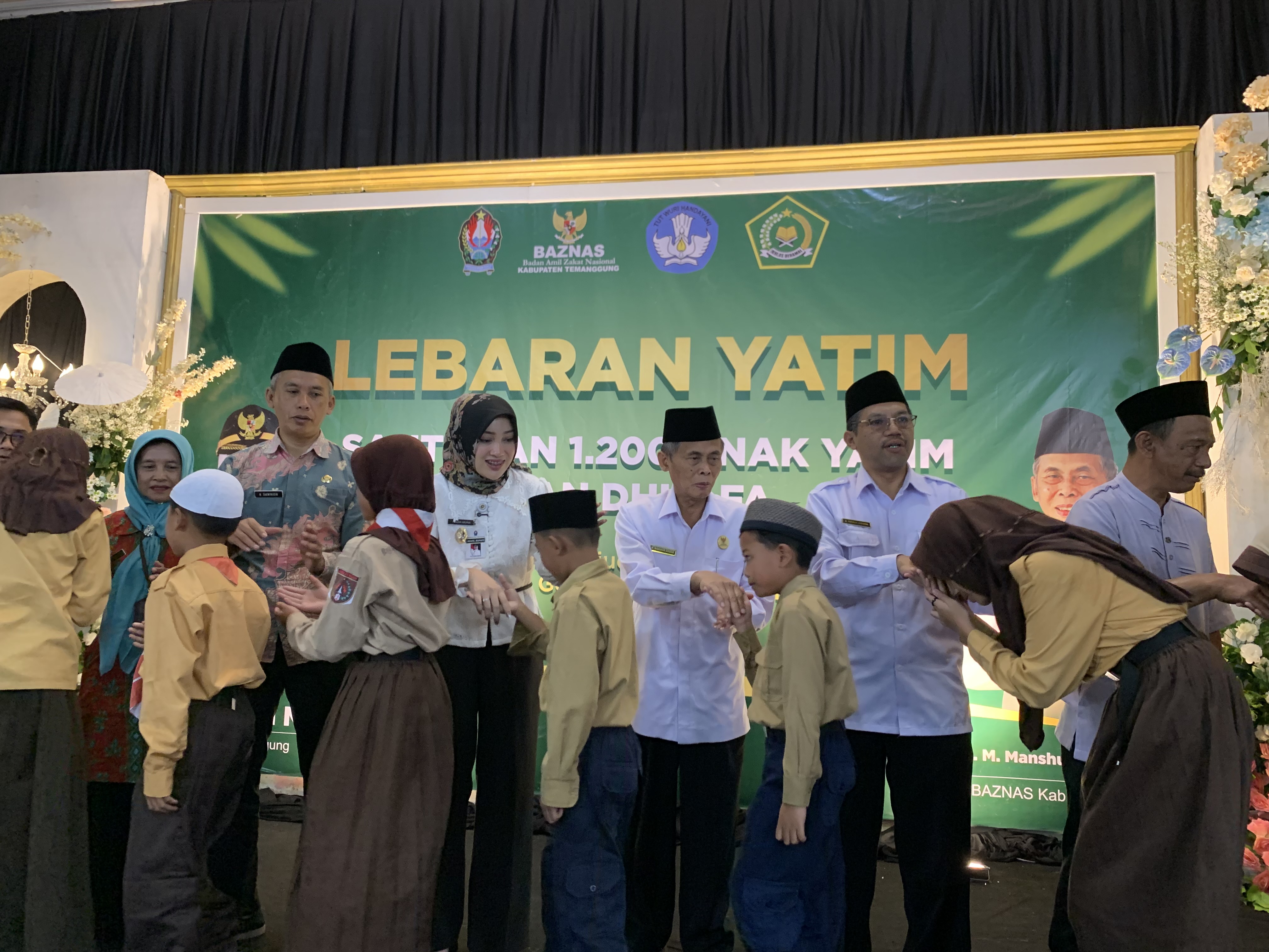 Anak-anak menyalami wakil bupati Temanggung dan pimpinan Baznas dalam acara Lebaran Yatim, Jumat (18/7/2025).