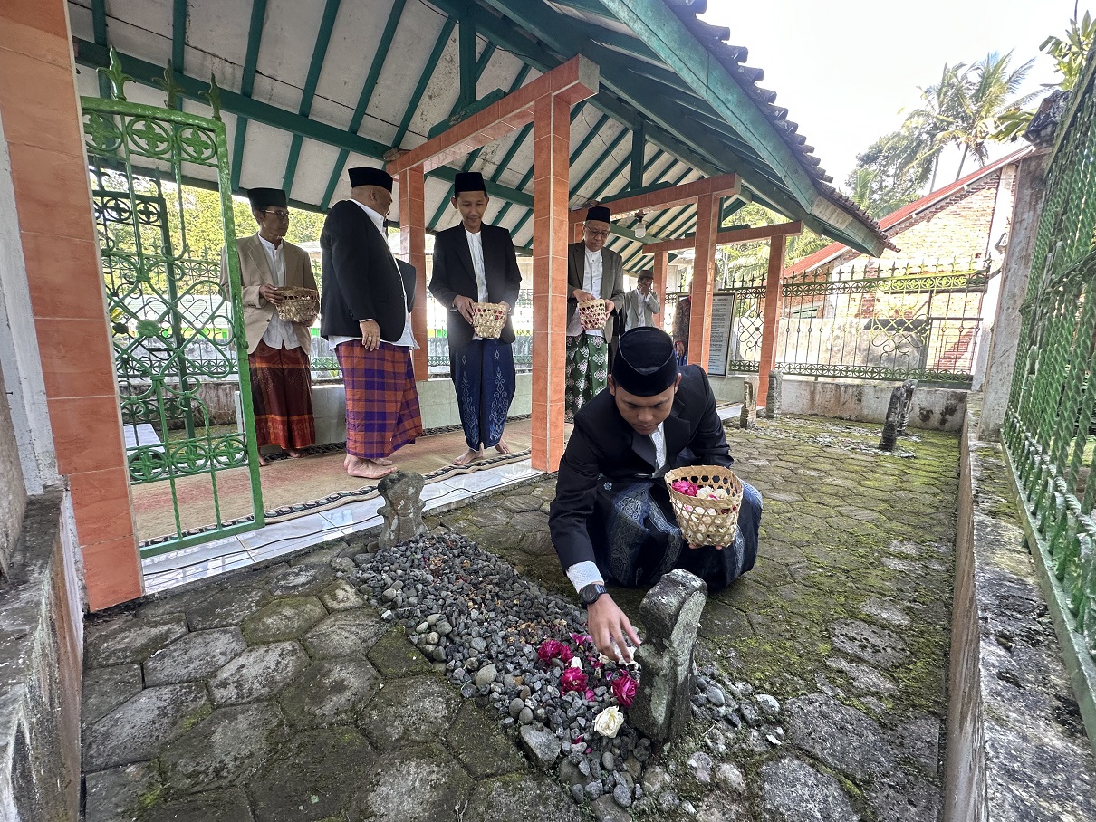 Wakil Ketua DPRD Wonosobo Achmad Faqih menaburkan bunga di makam KH Asmorosufi di Sapuran, Jumat (18/7/2025).