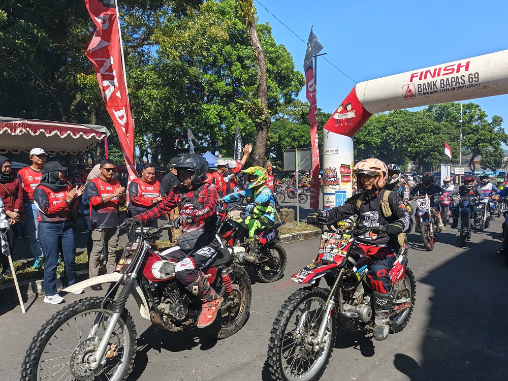 Peserta Bhayangkara Adventure saat dilepas di garis start di halaman Taman Kyai Langgeng, Minggu (20/7/2025).  &nbsp;