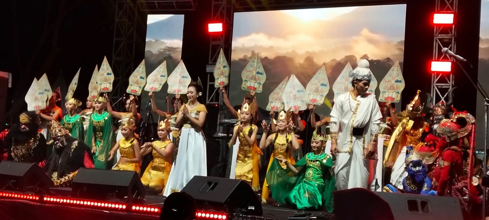 Penampilan seni tari saat pembukaan&nbsp;&nbsp;Ketep Summit Festival 2025 di pelataran Wisata Alam Ketep Pass Magelang.  &nbsp;