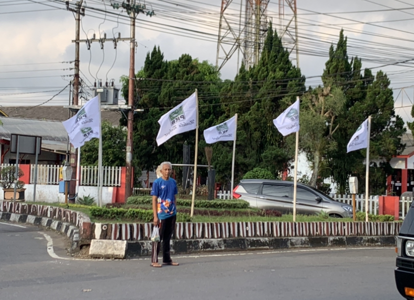 Bendera PKB berkibar di sudut strategis di Kabupaten Temanggung untuk semarakkan Harlah ke-27.