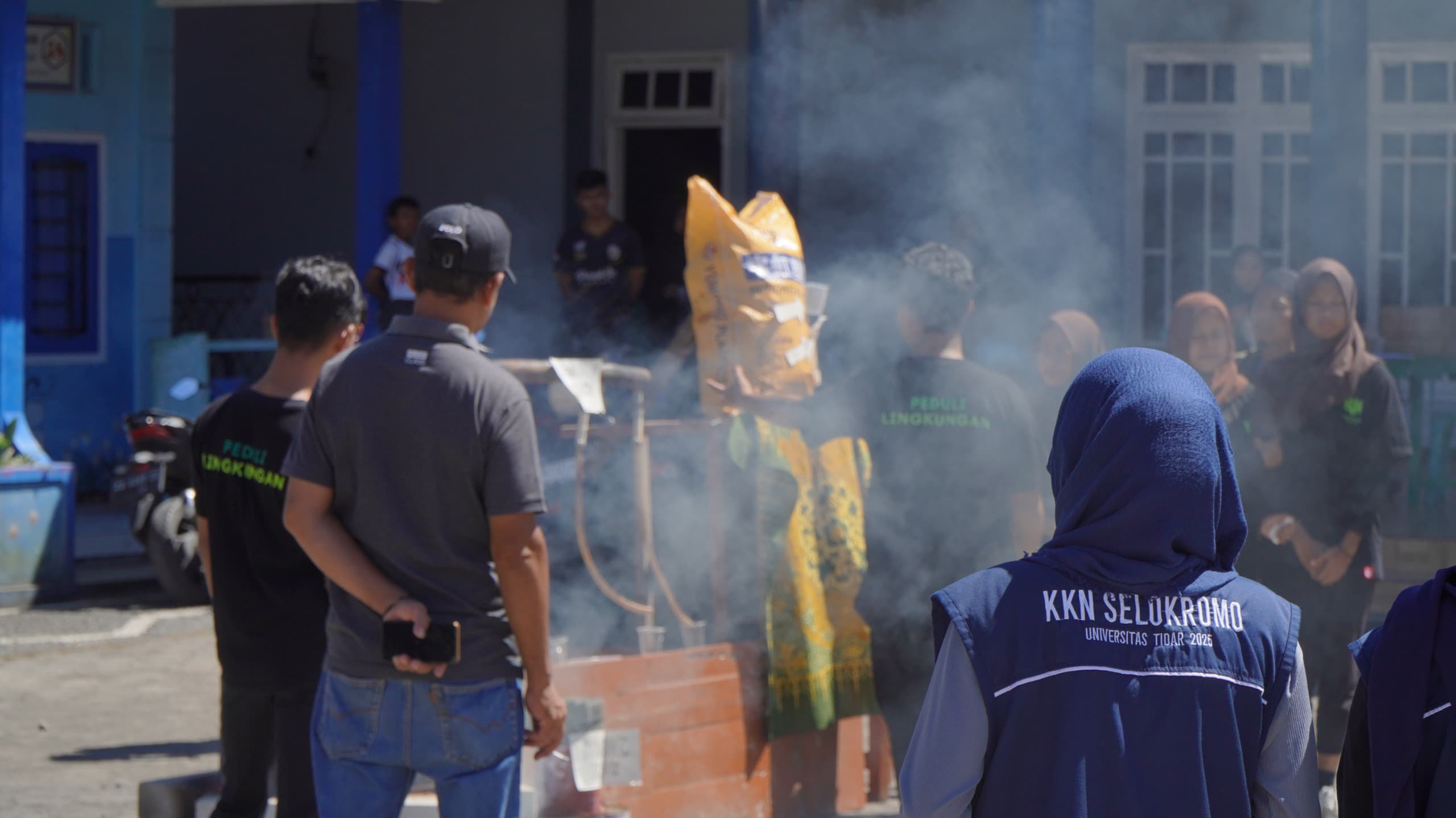Warga Desa Selokromo, Kecamatan Leksono, Kabupaten Wonosobo antusiasme saat sesi praktik pembuatan paving block dari sampah plastik.  &nbsp;