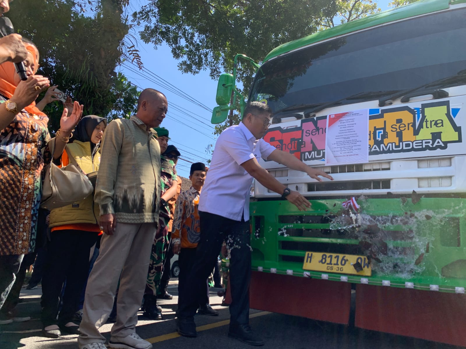 Wamentan RI Sudaryono, memecahkan kendi sebagai simbolis ekspor perdana rempah-rempah dari Kabupaten Temanggung ke Tiongkok, Minggu (20/7/2025) di Balai Desa Bengkal, Kranggan, Temanggung.