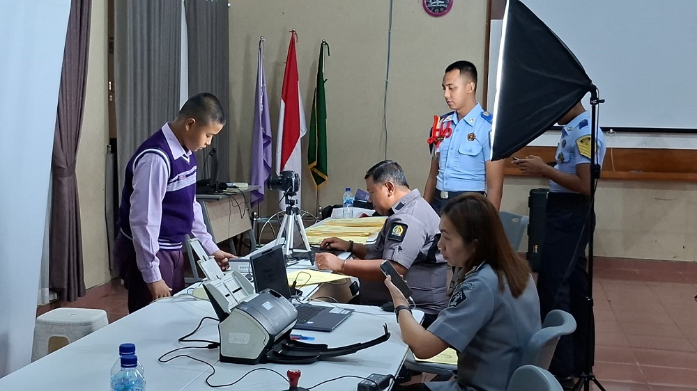 Perekaman dan pembuatan paspor oleh petugas Kantor Imigrasi Wonosobo di SMP Mplus Gunungpring Muntilan.  &nbsp;