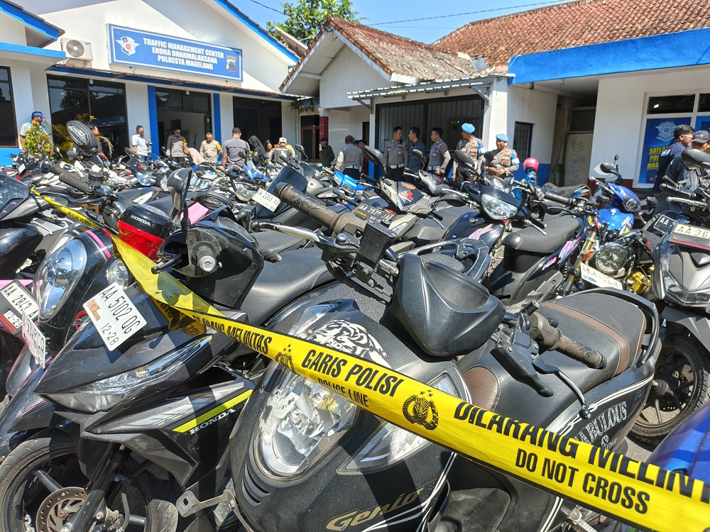Ratusan sepeda motor hasil operasi balap liar diparkir di halaman Mako Unit Laka Lantas Polresta Magelang di Jagoan, Jurangombo Utara, Kecamatan Magelang Selatan.