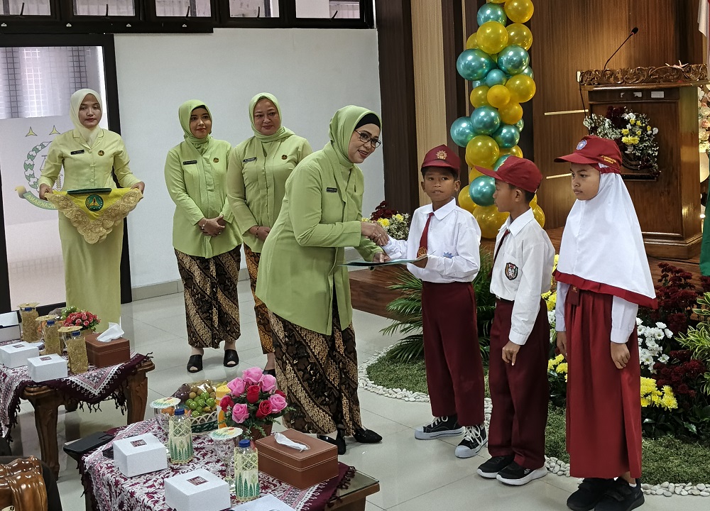 Ketua Ikatan Adhyaksa Dharmakarini (IAD) Daerah Kabupaten Magelang Patricia Zein menyerahkan beasiswa kepada anak-anak&nbsp;pegawai di lingkungan Kejaksaan Negeri Kabupaten Magelang yang berprestasi.