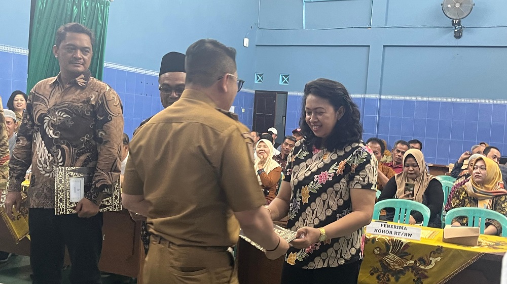 Wali Kota Magelang Damar Prasetyono menyerahkan honor kepada ketua RT dan RW di Kelurahan Jurangombo Utara, Selasa (22/7/2025).  &nbsp;