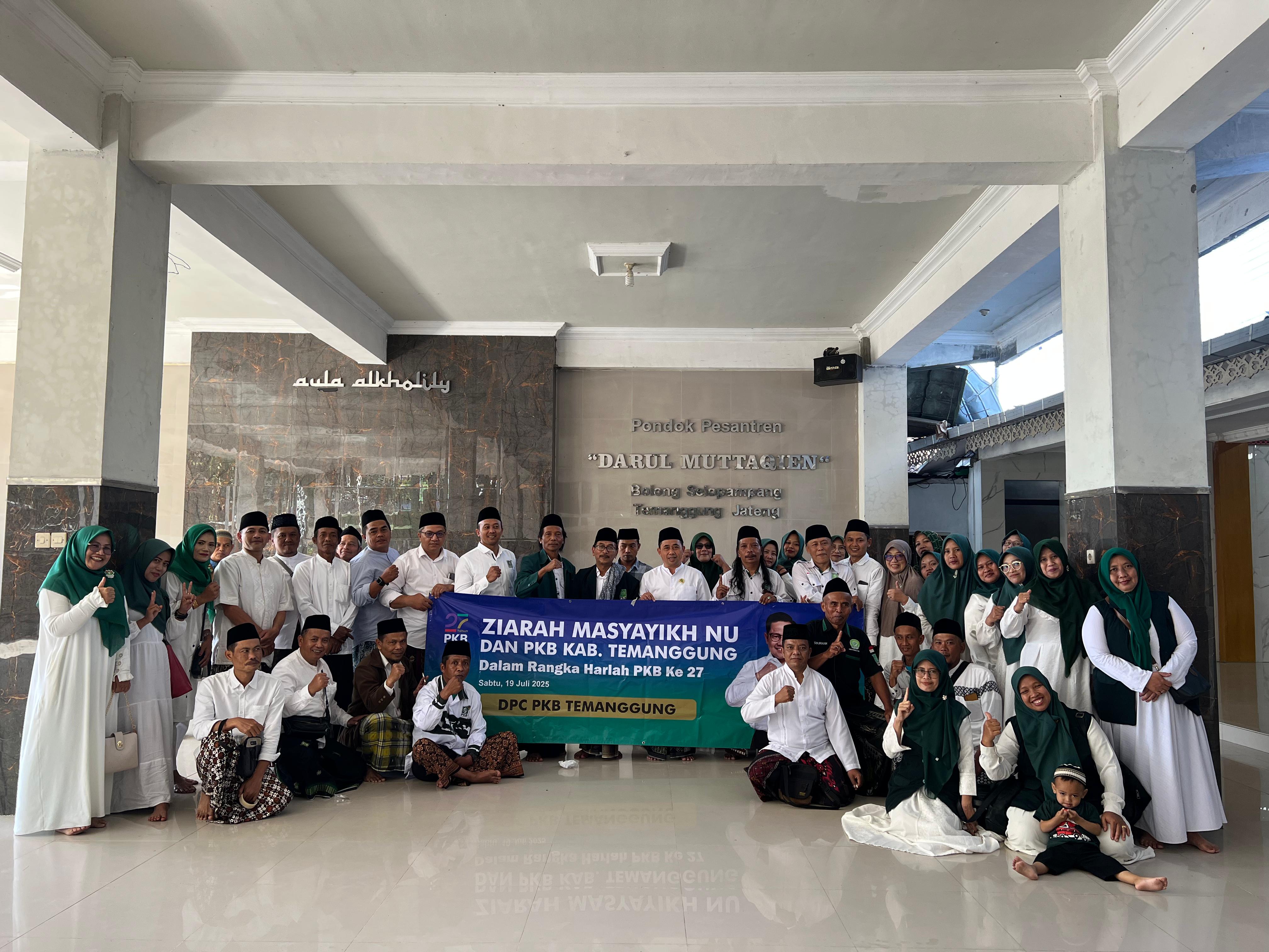 Jajaran DPC PKB Temanggung mengadakan ziarah ke makam pendiri dan tokoh PKB dan mengadakan  bakti sosial dalam rangka harlah ke-27.