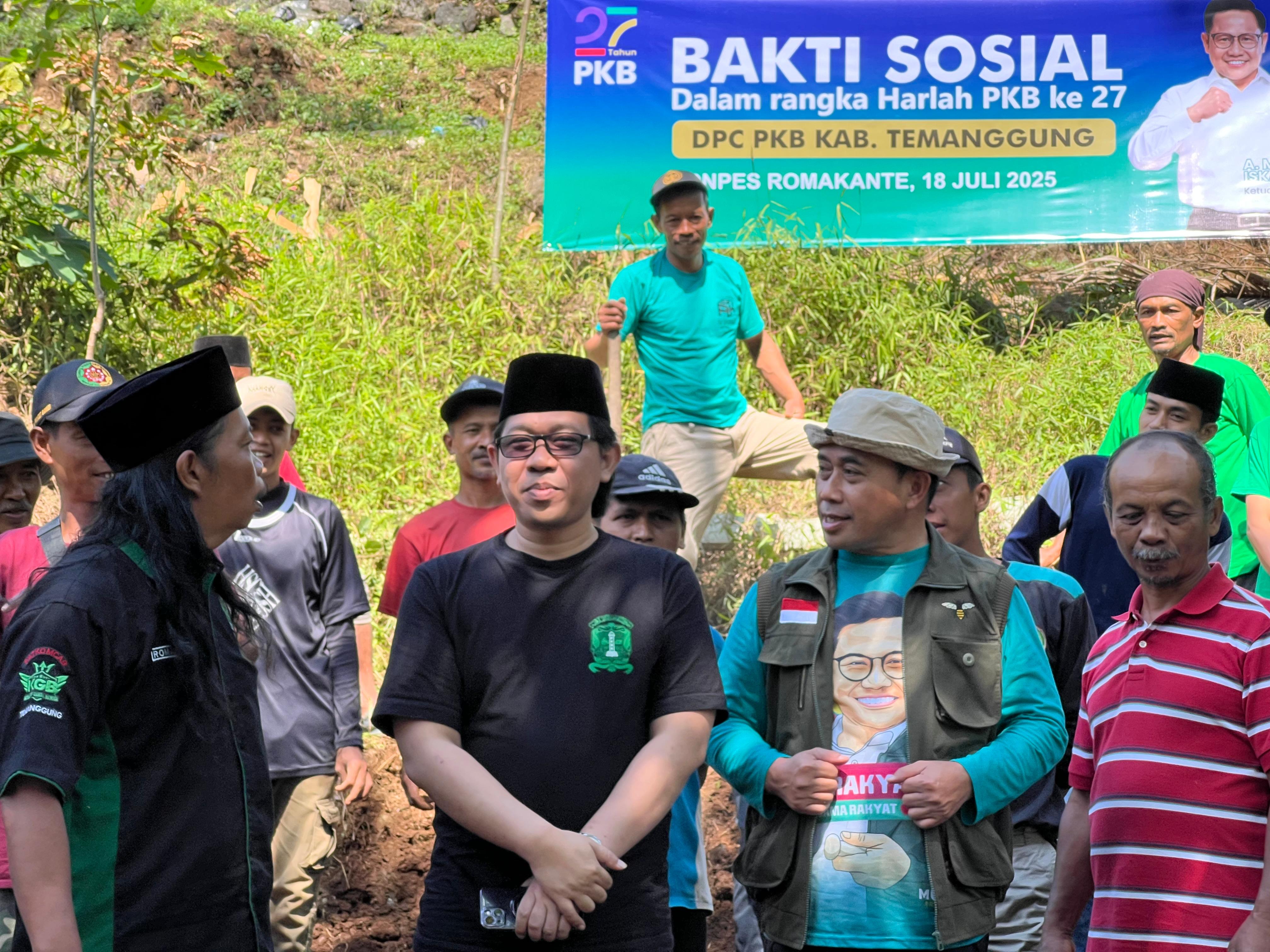 Ketua DPC PKB Temanggung Muh Amin bersama jajarannya saat mengadakan bakti sosial.