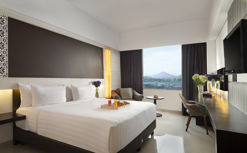 Menginap di kamar Superior Mountain View Atria Hotel Magelang disuguhi pemandangan Gunung Merapi dan Merbabu.