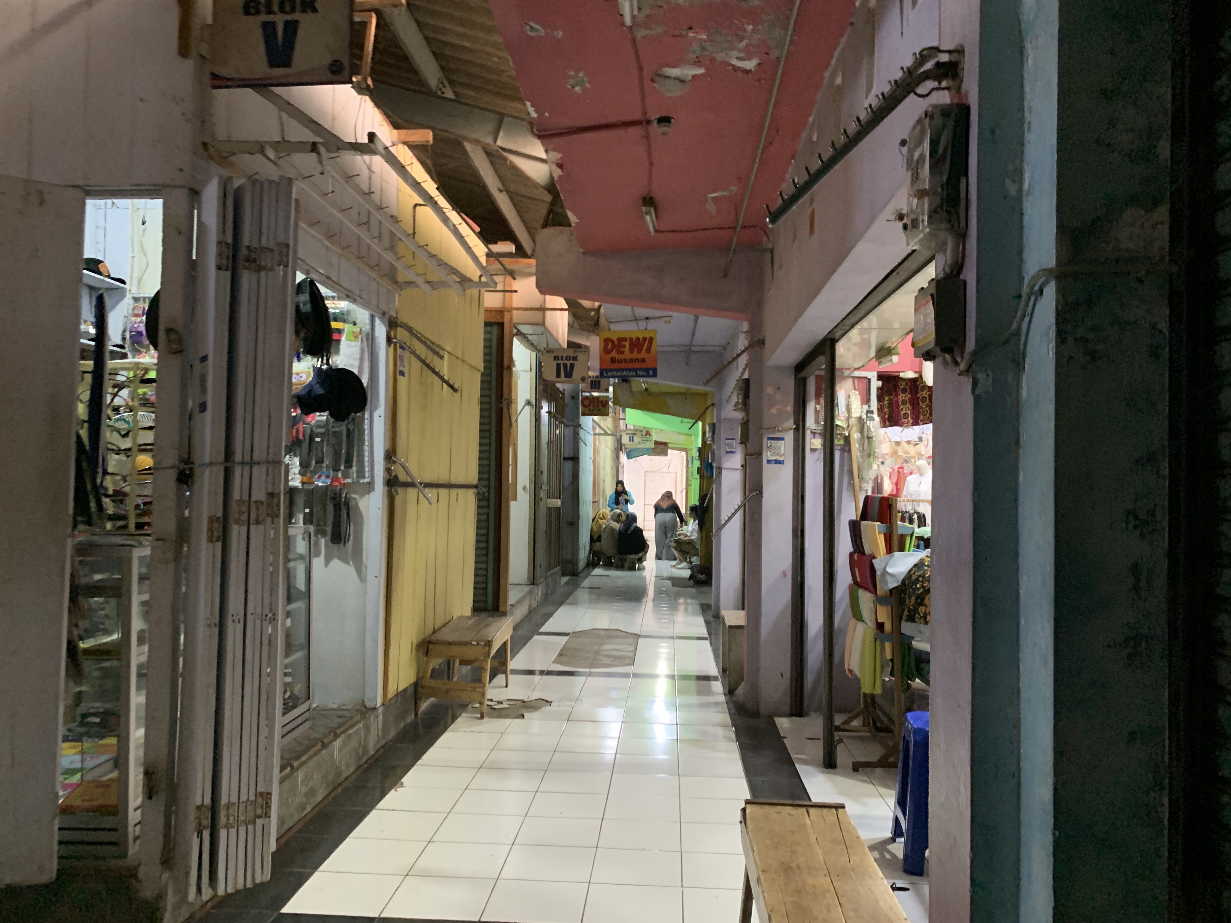 ondisi lantai dua Pasar Kliwon Temanggung yang sepi pembeli dan sejumlah kios tutup.