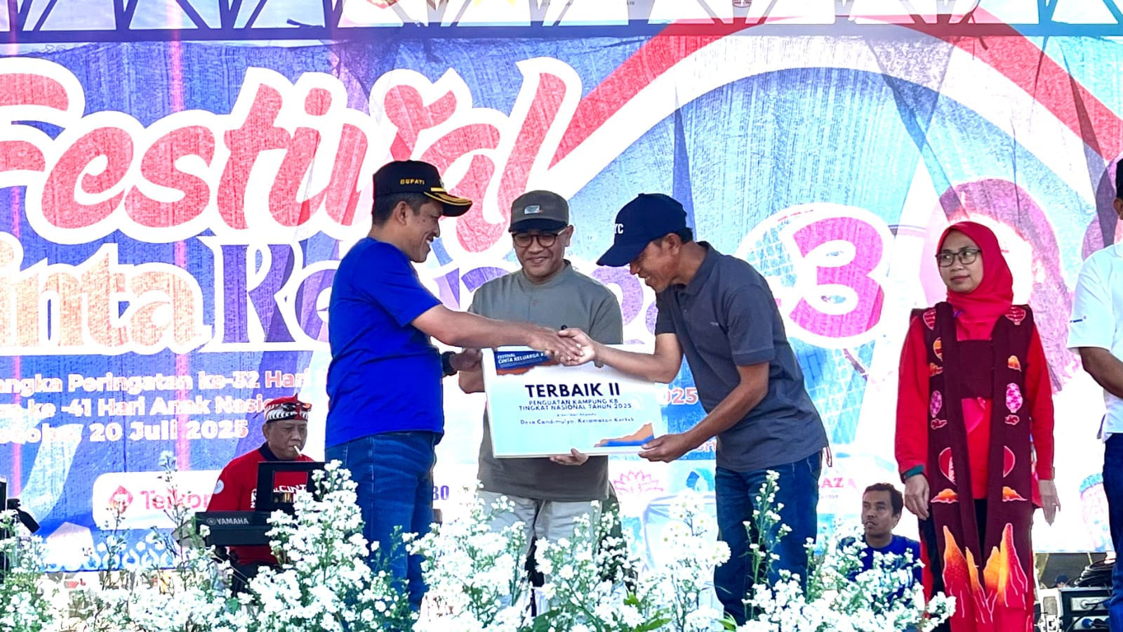 JUARA NASIONAL : Bupati Wonosobo Afif Nurhidaiat menyerahkan penghargaan terbaik 2 nasional Kampung KB Berkualitas pada Kampung KB Abhinaya Desa Candimulyo, Kertek, dalam Festival Cinta Keluarga #3.