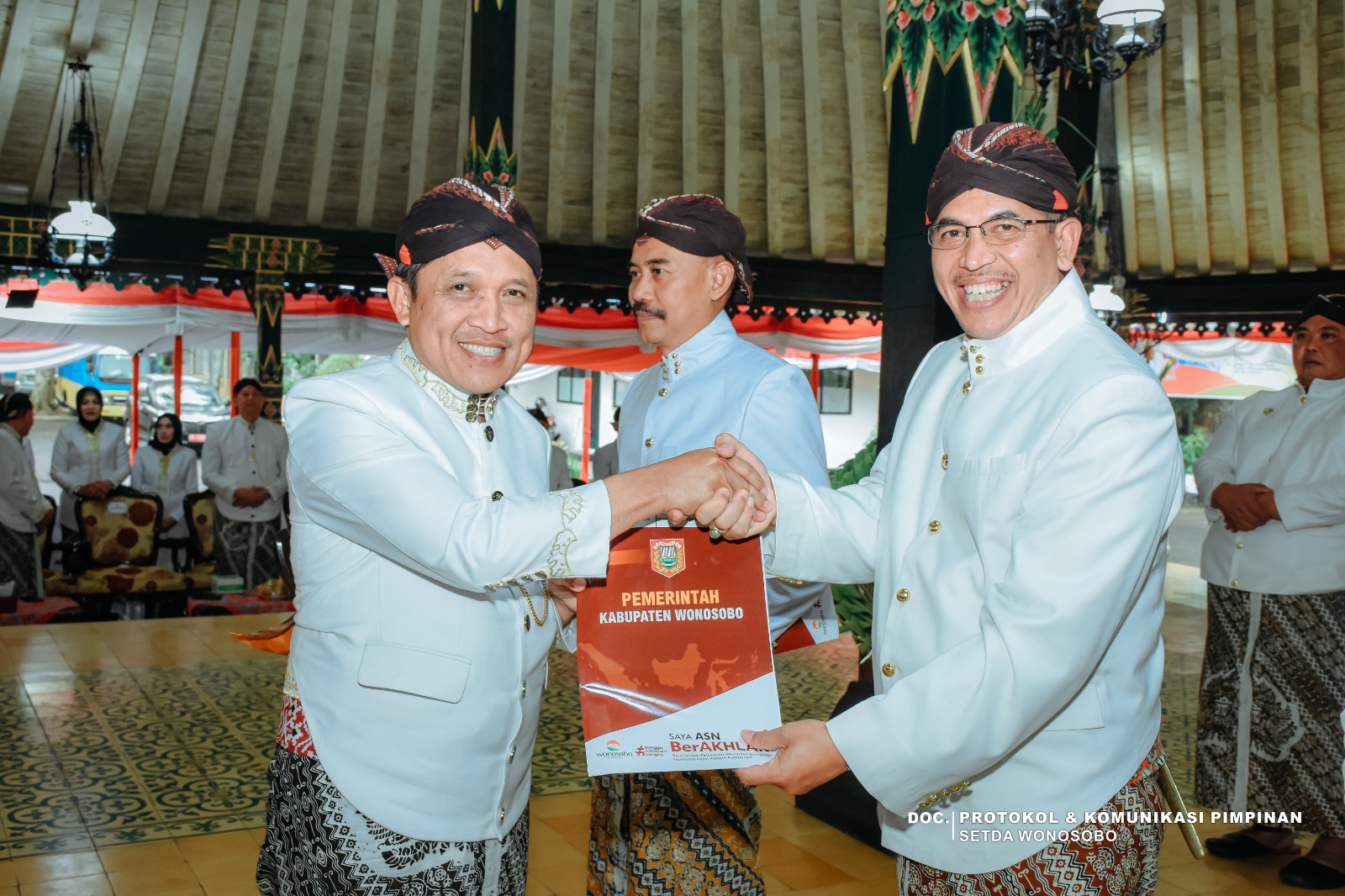 Bupati Wonosobo Afif Nurhidayat menyerahkan dokumen tugas baru kepada Tri Antoro yang kini menjadi Kepala BPPKAD, Kamis (24/7/2025).