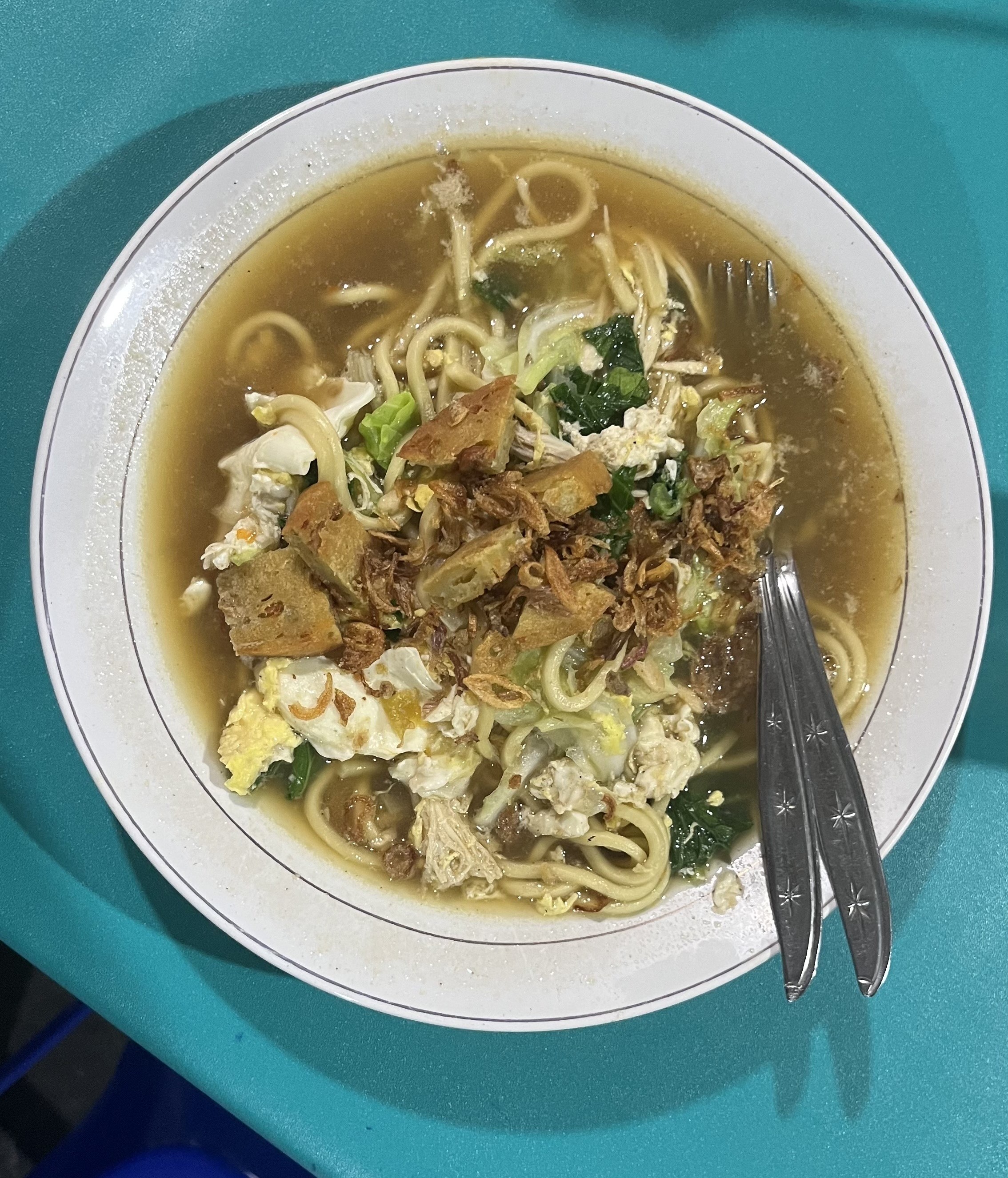 Bakmi godok Pak Prenjak dimasak dengan cara tradisional memakai arang.
