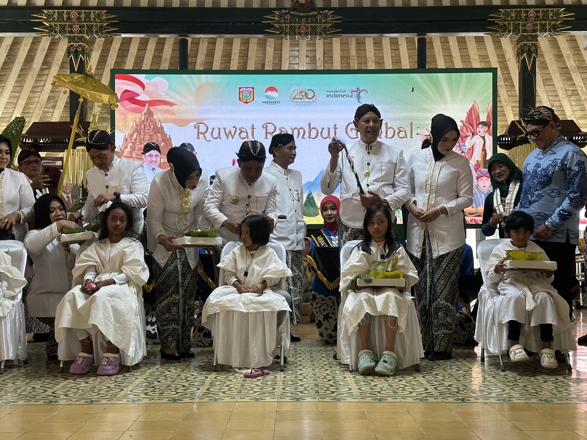 Ritual cukur rambut gimbal yang diadakan di Pendopo Bupati Wonosobo oleh Bupati Afif Nurhidayat, Wabup Amir Husein, dan forkompimda pada Kamis (24/7/2025).