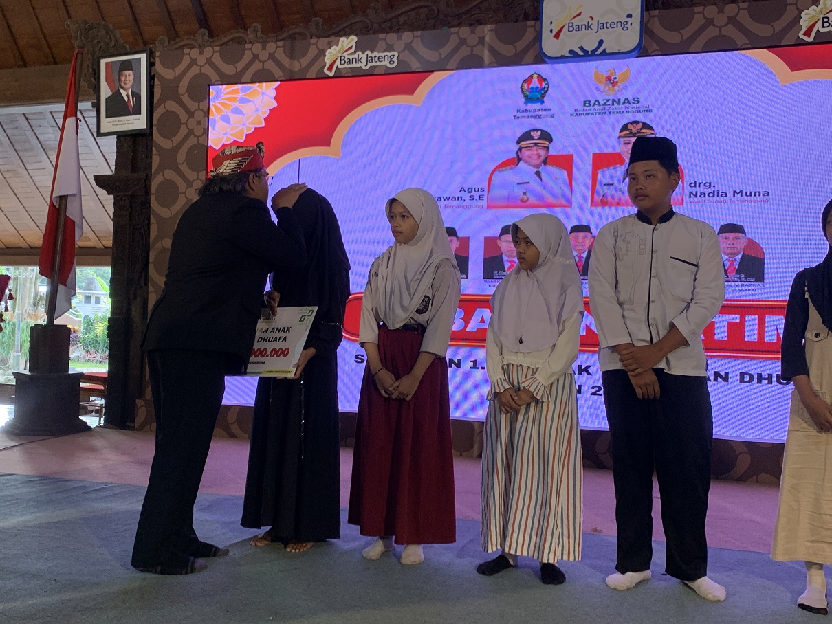 Bupati Temanggung, Agus Setyawan, memgusap kepala anak-anak penerima santunan yatim piatu dari Baznas Temanggung di Pendopo Pengayoman, Senin (28/7/2025).