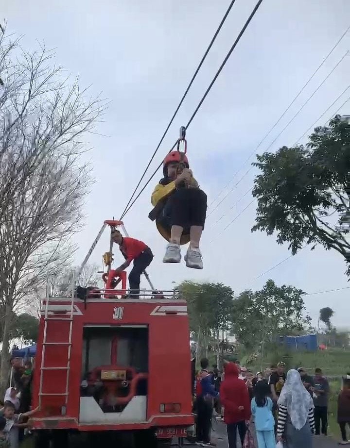 Anak-anak mengikuti edukasi kebencanaan dari Damkar Temanggung salah satunya flying fox di CFD Ngadirejo, Minggu (27/7/2025).