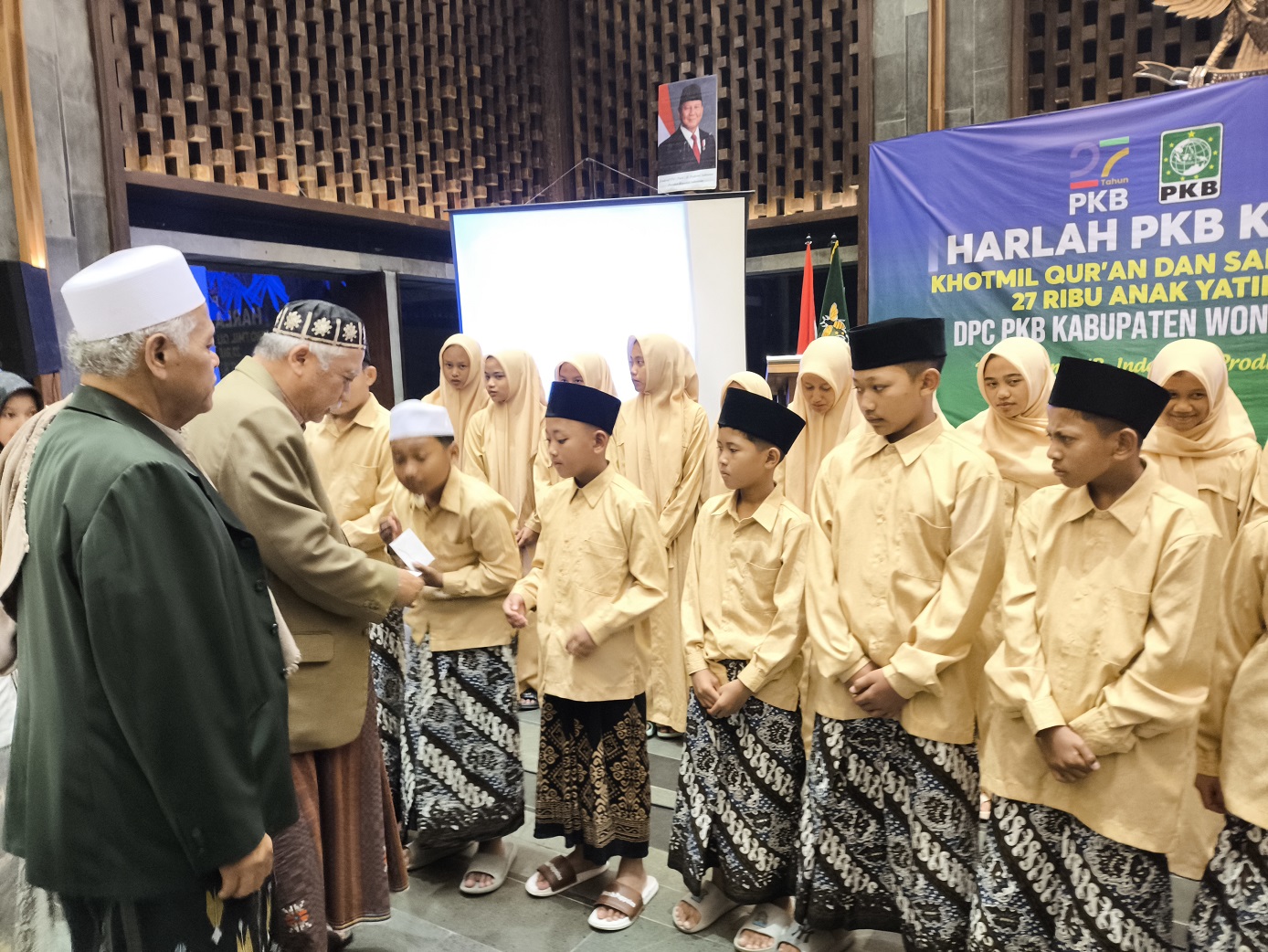 Pembina dewan Syuro PKB memberikan santunan yatim piatu di acara harlah partai PKB di Hotel Dafam Wonosobo, Selasa (22/7/2025).
