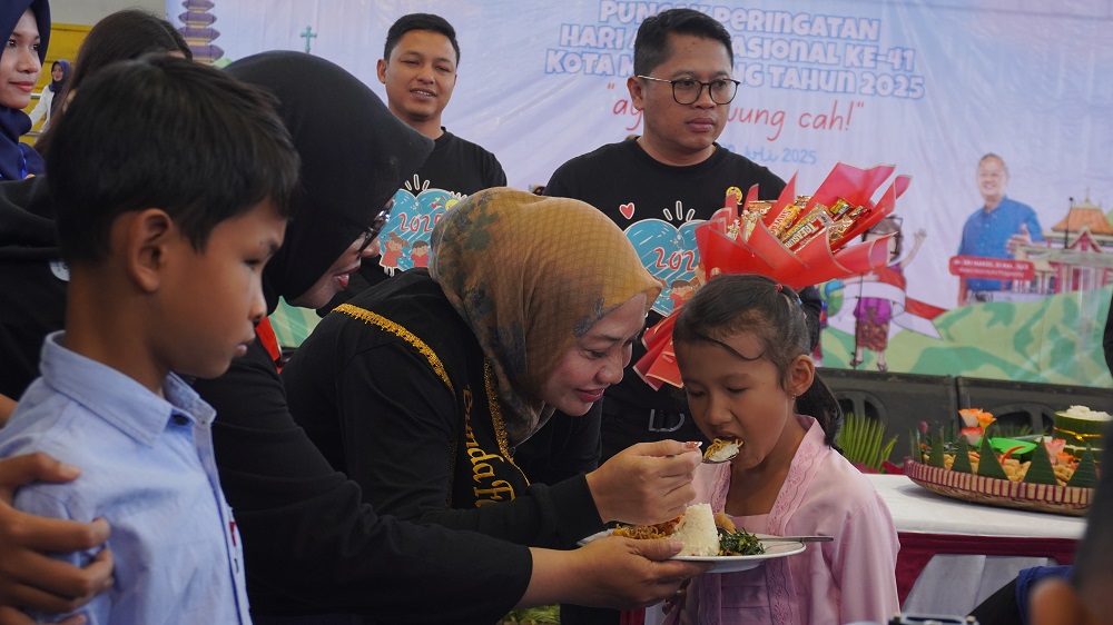 Istri Wali Kota Magelang Ny Nanik Yunianti Prasetyono menyuapi anak difabel saat Puncak Hari Anak Nasional di GOR Samapta Kota Magelang, Selasa (29/7/2025)
