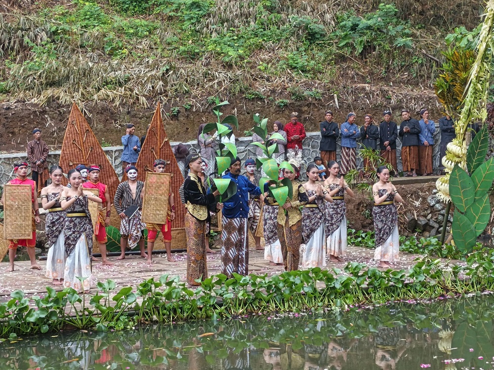 Tradisi pernikahan tembakau di Dusun Gopakan, Desa Genito, Kecamatan Windusari, Kabupaten Magelang, Selasa (29/7/2025).
