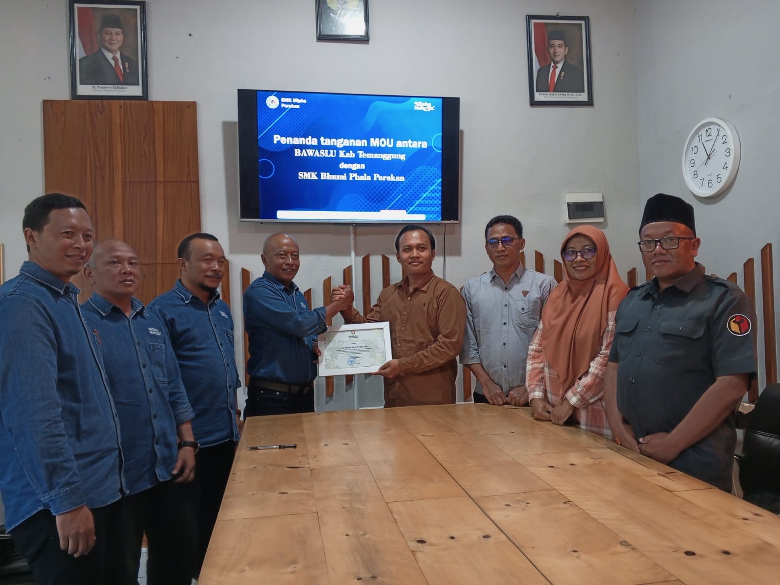 Bawaslu Temanggung melakukan MoU dengan SMK Bhumi Phala Parakan.