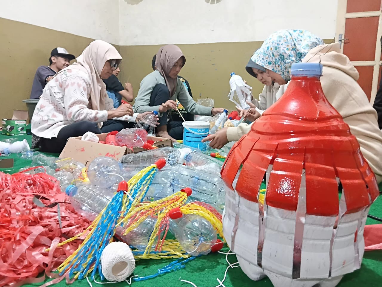 Warga Kampung Kauman, Temanggung, dengan  membuat lampion hias dari barang bekas untuk kemeriahan HUT RI.