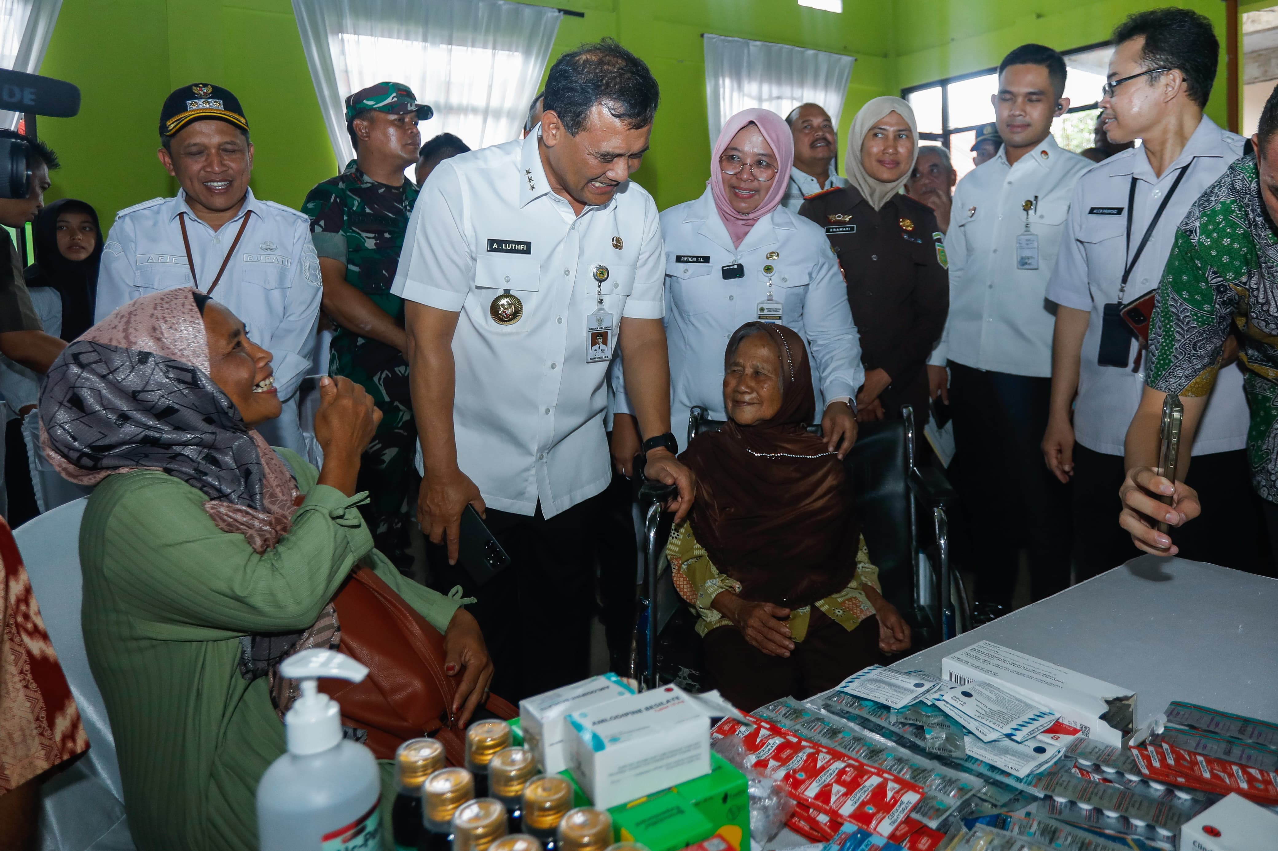 Gubernur Jateng Ahmad Luthfi ketika meninjau program speling dan CKG di  Desa Tegeswetan, Kecamatan Kepil, Wonosobo, Rabu (30/7/2025).