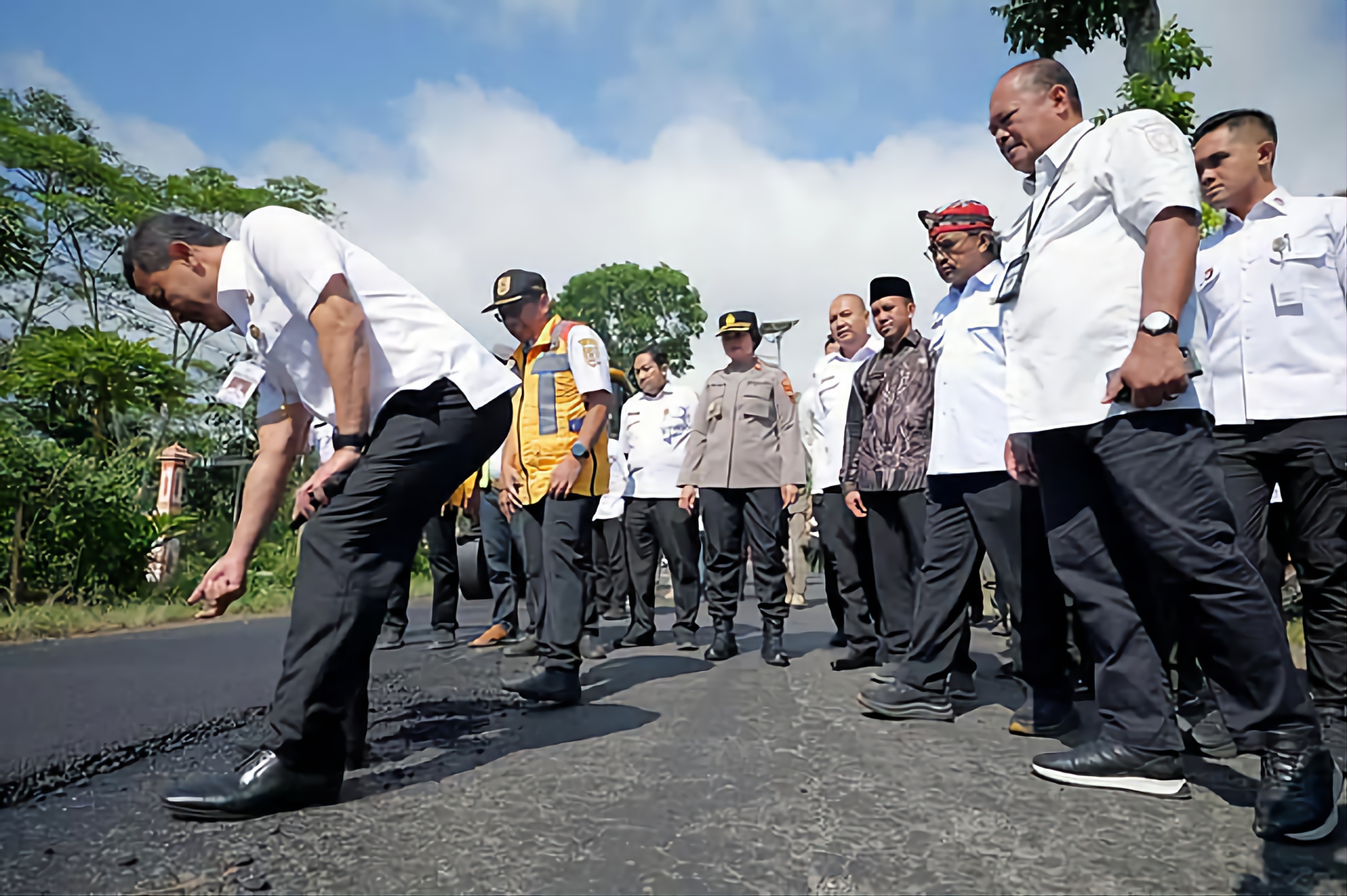 Gubernur Jateng Ahmad Luthfi bersama Bupati Temanggung Agus Setyawan dan rombongan saat meninjau perbaikan ruas Jalan Parakan-Patean, Rabu (30/7/2025).