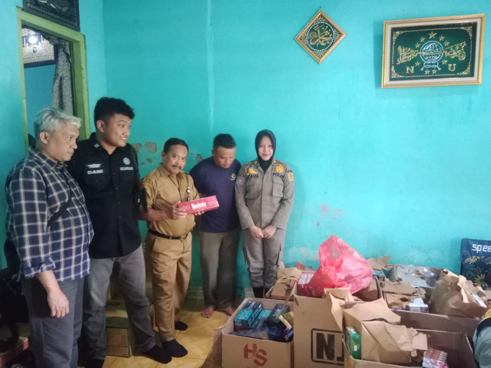 Di wilayah Kecamatan Salam, tim operasi mendapatkan rokok ilegal dalam jumlah besar.