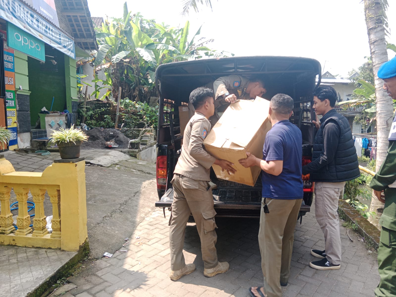 Satpol PP bersama tim gabungan mengangkut rokok ilegal hasil operasi. Rokok ilegal tersebut ditemukan di wilayah Kecamatan Salam.