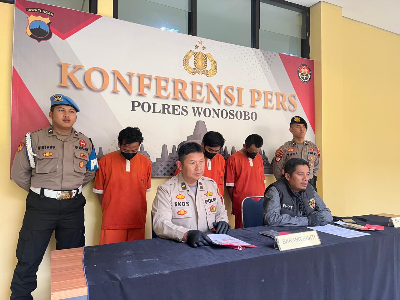 Petugas dari Reskrim Polres Wonosobo memaparkan kasus judi.