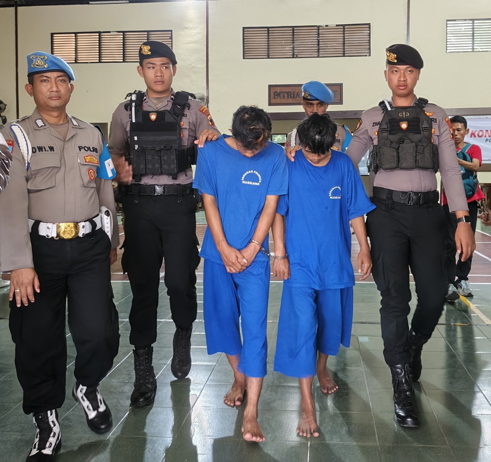 Dua pelaku pembacokan tiga pelajar SMK Muhammadiyah Mungkid, Kabupaten Magelang saat digelandang petugas, Jumat (1/8/2025) siang.