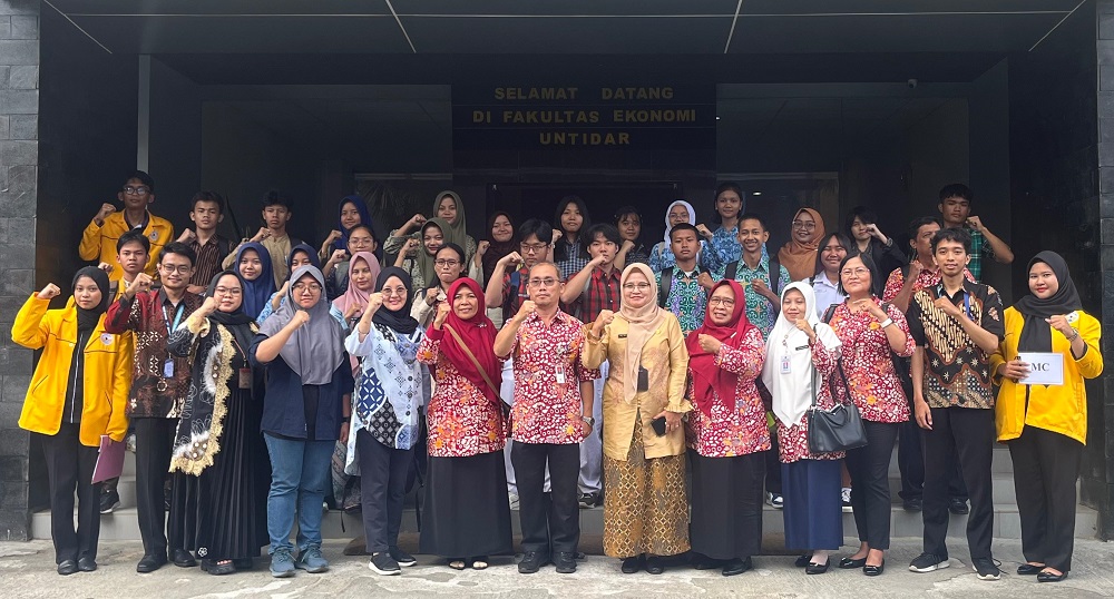 Para dosen Universitas Tidar,&nbsp;&nbsp;mahasiswa, dan para peserta sosialisasi perbankan syariah dan investasi saham berfoto bersama usai acara, Kamis (31/7/2025).