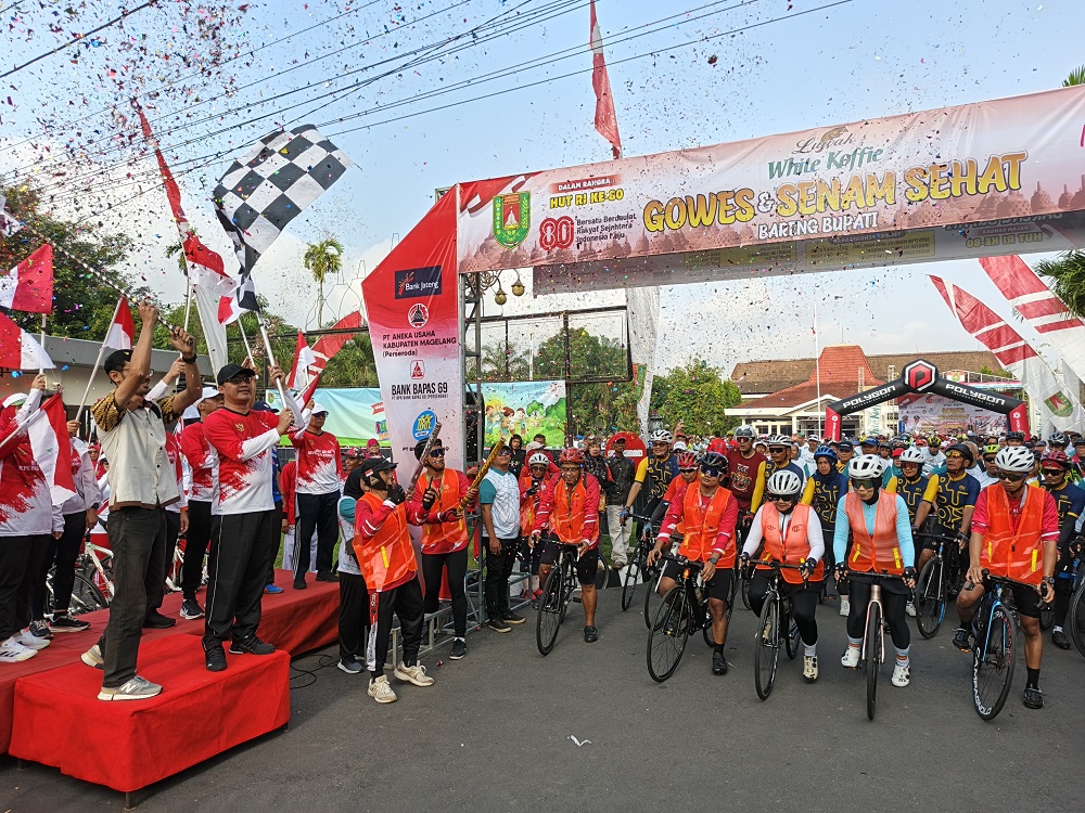 Bupati Magelang Grengseng Pamuji melepas peserta gowes bareng di depan Kantor Setda Kabupaten Magelang, Minggu (3/8/2025) pagi.