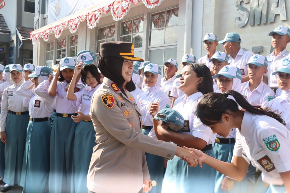 Kapolres Magelang Kota AKBP Anita Indah Setyaningrum menyapa siswa SMA Negeri 1 Kota Magelang, Senin (4/8/2025) pagi.  &nbsp;