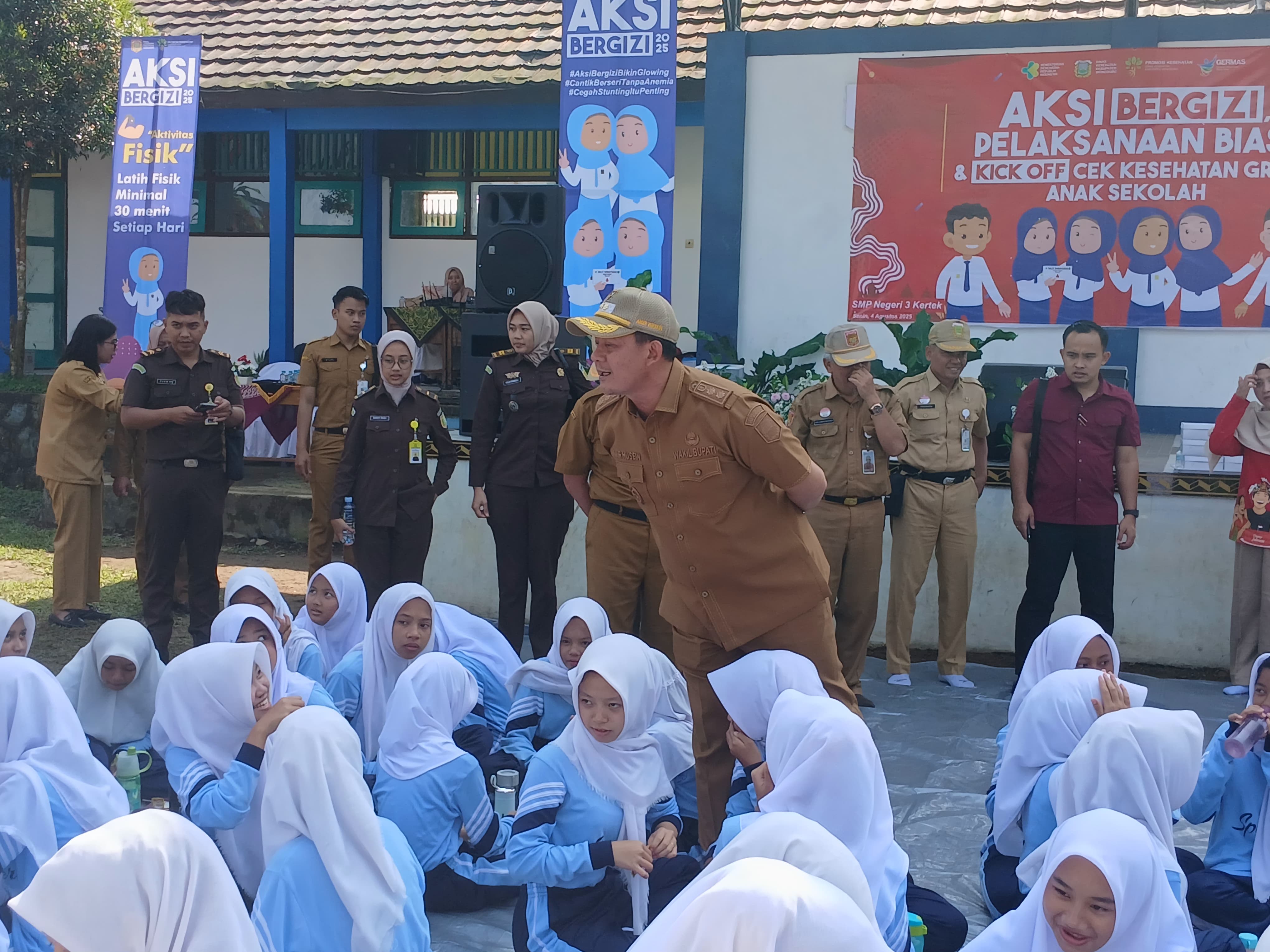 Wakil Bupati Wonosobo Amir Husein dan Bupati Afif Nurhidayat saat  meninjau cek kesehatan bagi pelajar bersama di SMPN 3 Kertek.